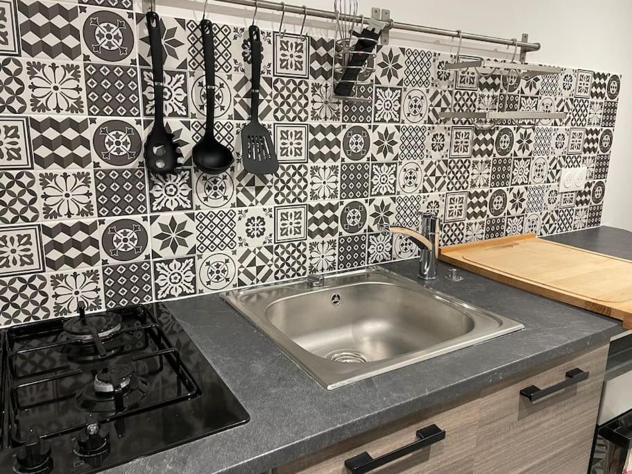 Apartamento La Maisonnette Du Chateau Alençon Exterior foto
